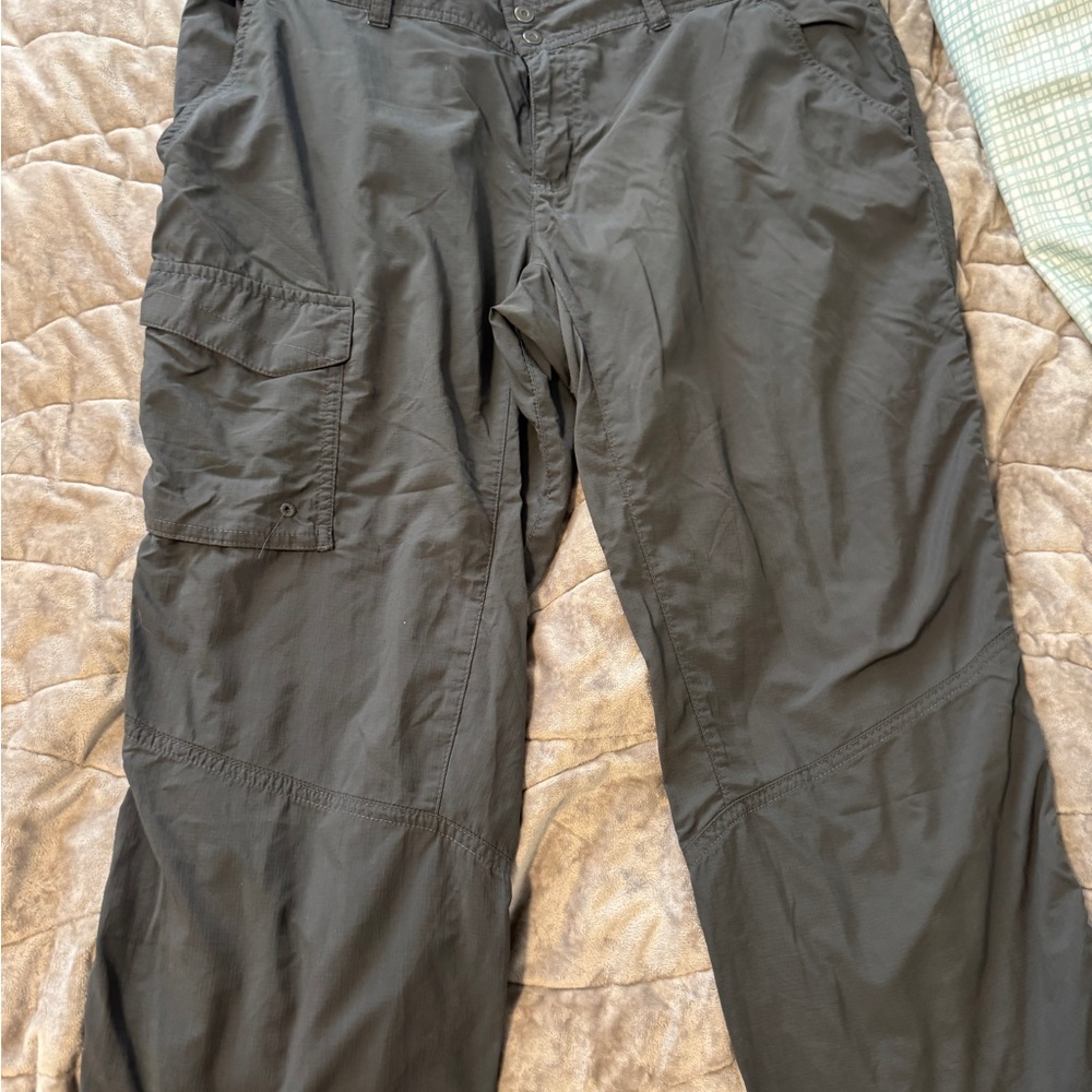 Columbia womens Dark Gray Cargo capris